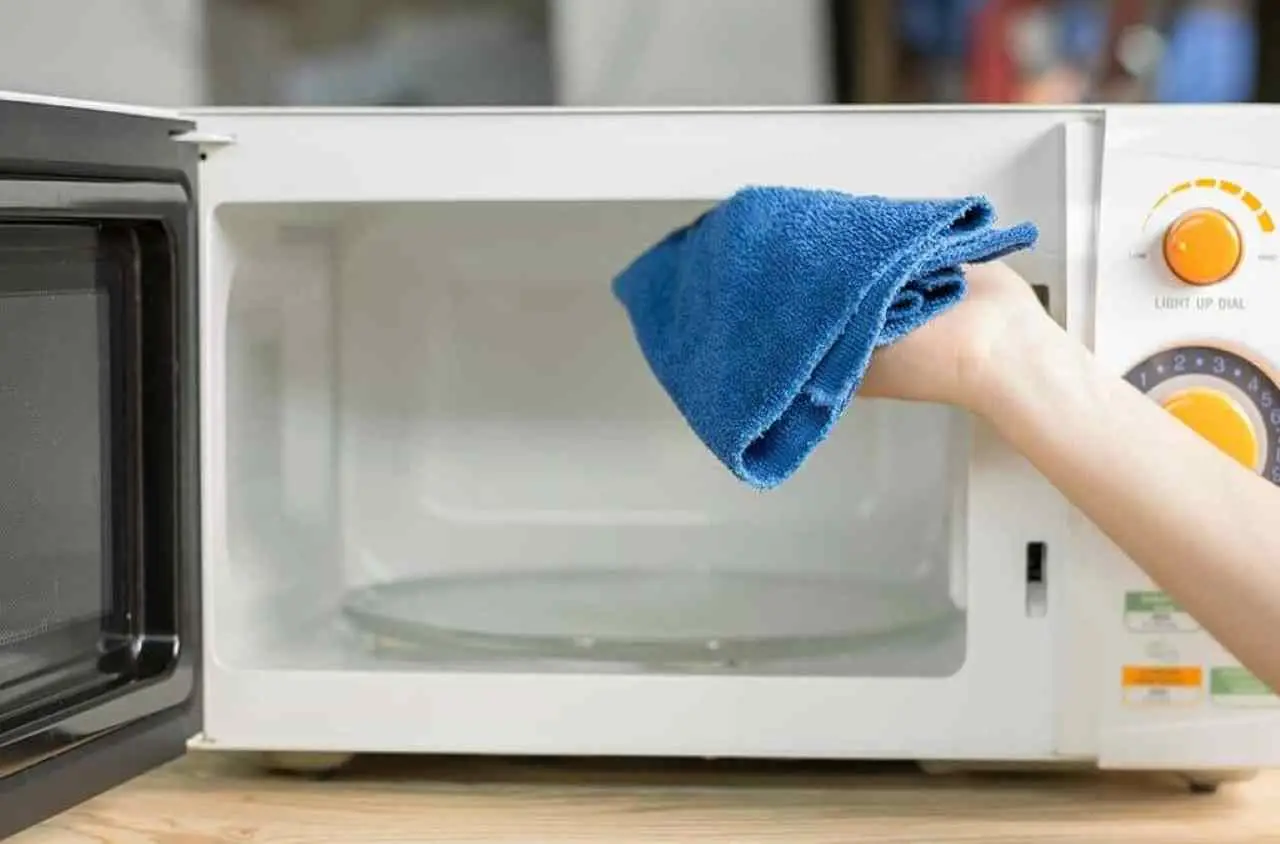 Come pulire il microonde senza detersivi