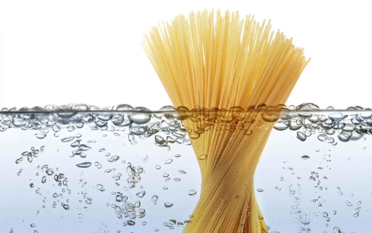 L’acqua di cottura della pasta è un tesoro: non buttarla, le tue piante la adoreranno