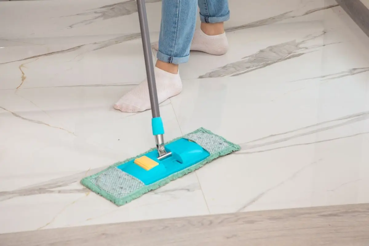 Il segreto per far brillare i pavimenti in ceramica